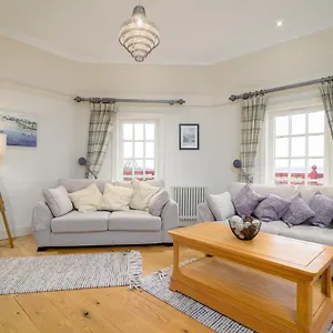 Apartment Pass The Keys Historic Ramsay Garden With Balcony Views, Edinburgh